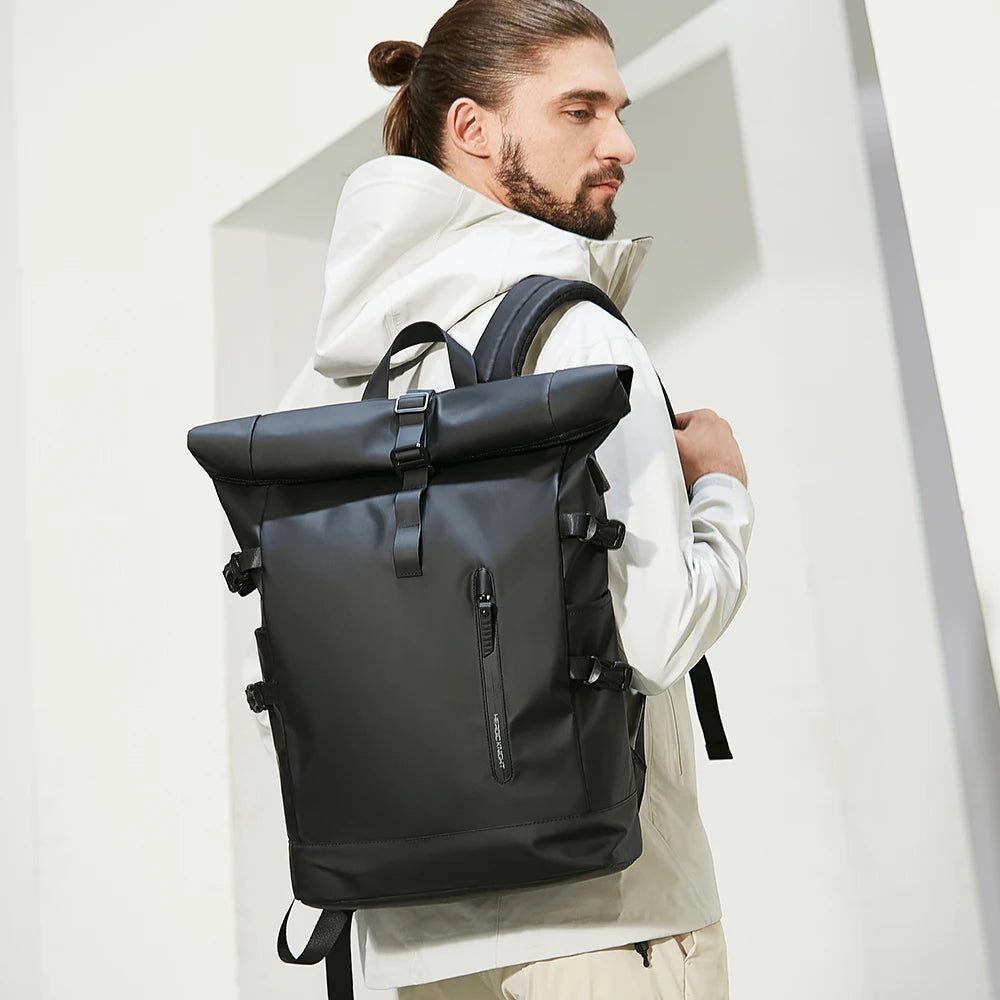 Homme portant le sac à dos roll-top noir sur une épaule