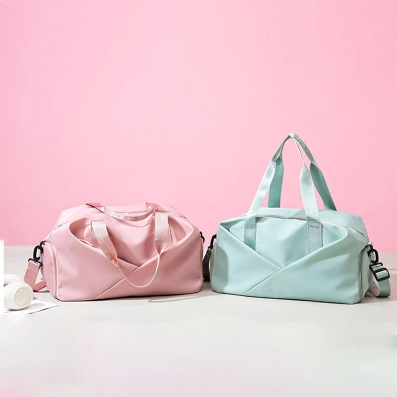 Deux sacs de sport yoga côte à côte, dont un rose