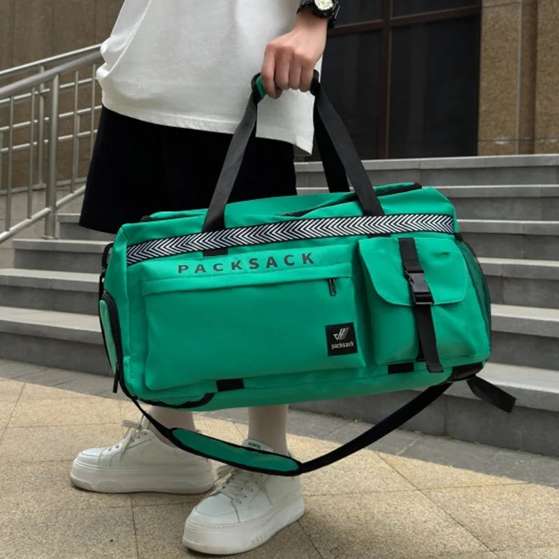 Homme portant le sac de voyage convertible vert à la main