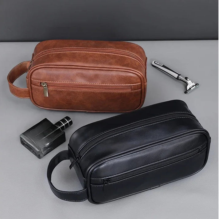 Trousses de toilette aspect cuir marron et noire, poignée latérale et compartiment principal zippé