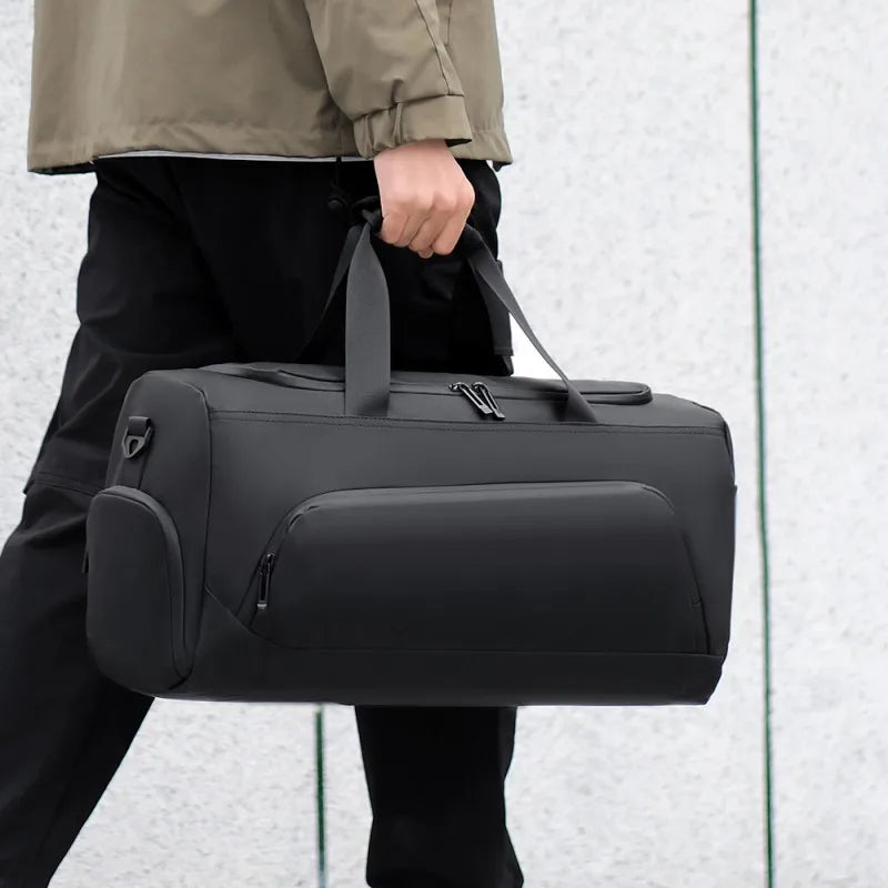 Homme portant le sac de sport aspect cuir à la main