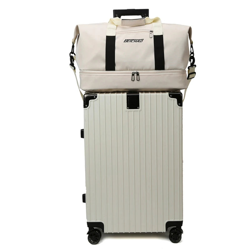 Sac week-end extensible posé sur une valise