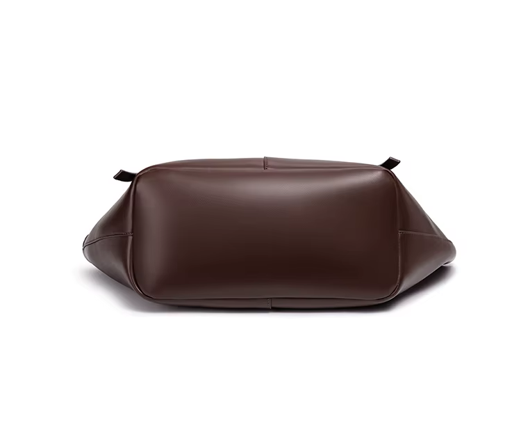 Grand cabas de voyage aspect cuir café – vue du dessous