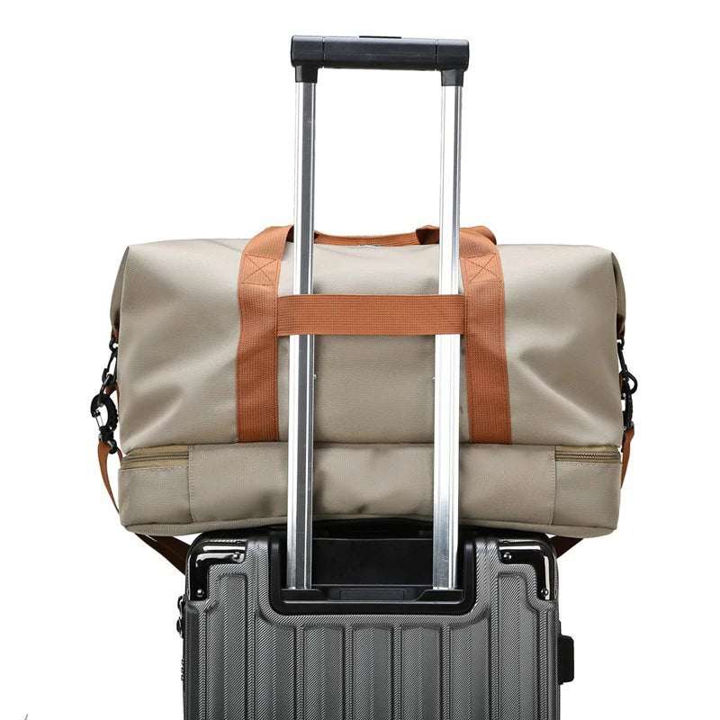 Sac week-end extensible glissé sur la poignée d'une valise, vue de dos