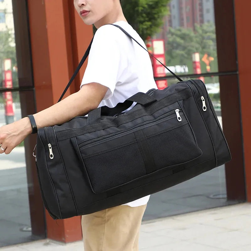 Homme portant le sac de sport 60 cm noir en bandoulière