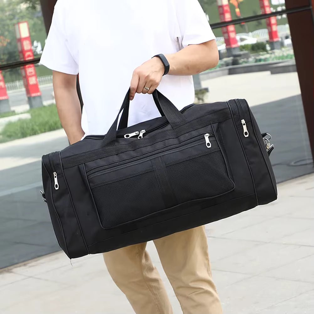 Sac de sport noir porté à la main, poches filet à l'avant et compartiments zippés sur les côtés