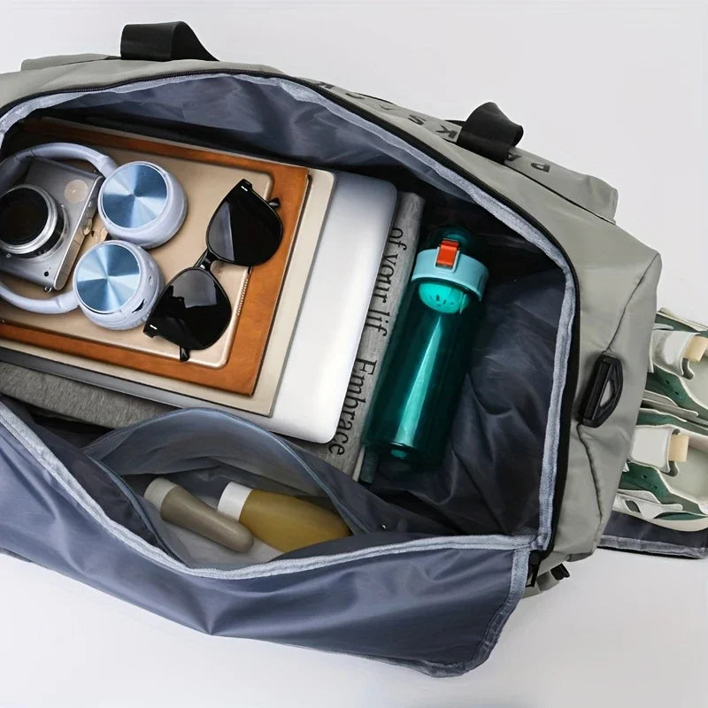 Sac de voyage convertible ouvert, affaires rangées à l'intérieur