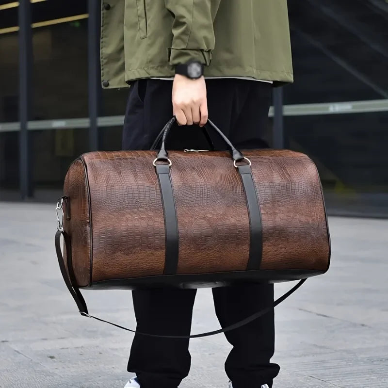 Sac polochon effet croco marron porté à la main