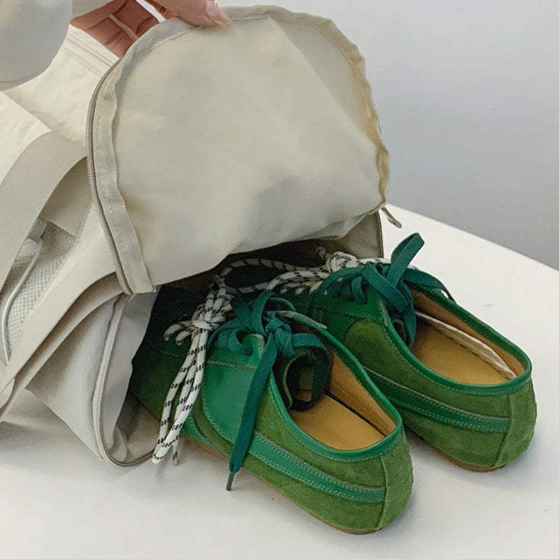 Sac de sport, baskets rangées dans la poche chaussures