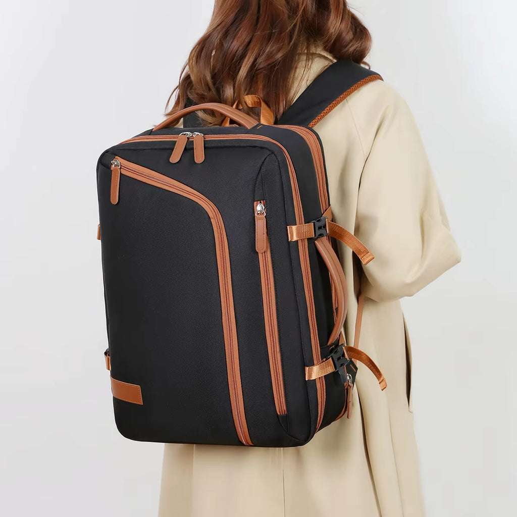 Sac à dos ordinateur ultraléger noir porté au dos par une femme