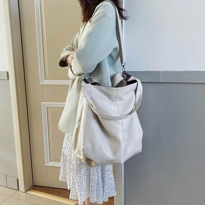 Grand sac hobo blanc format haut porté en bandoulière