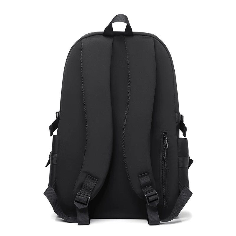 Dos du sac à dos noir : panneau et bretelles matelassés, poche verticale zippée côté dos