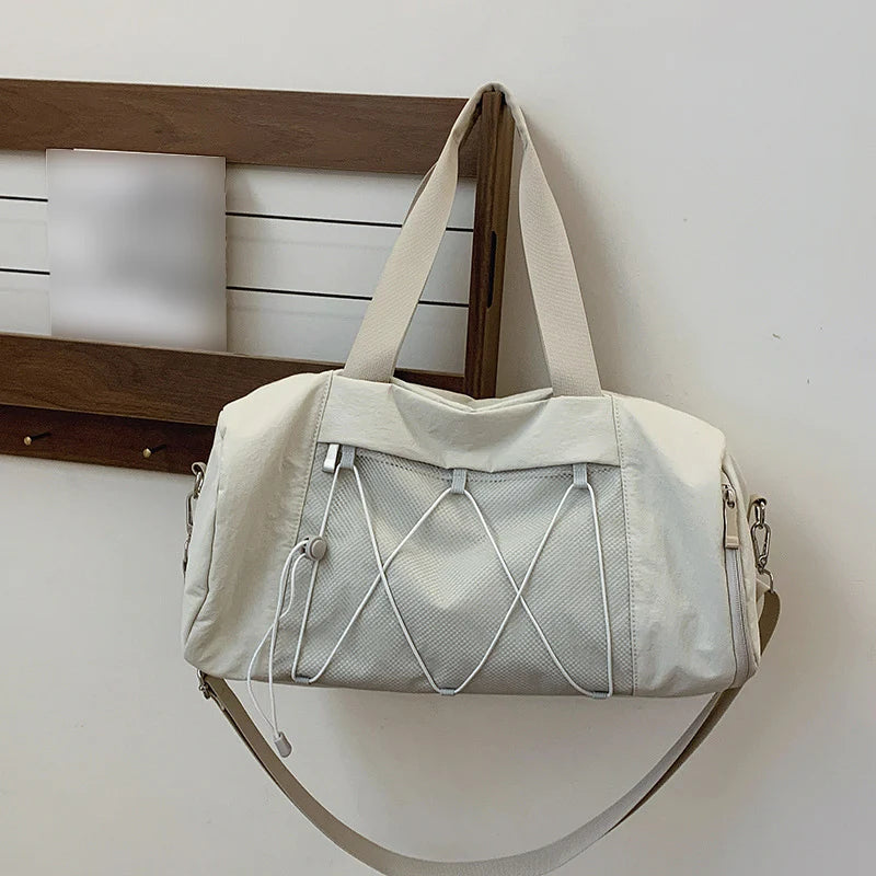 Sac de sport blanc suspendu à une patère