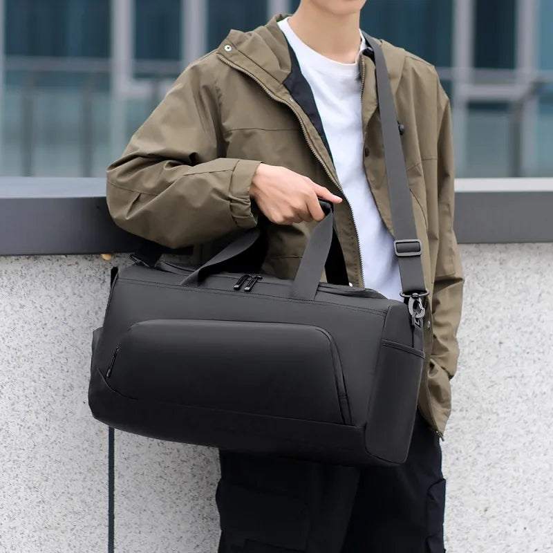 Homme portant le sac de sport aspect cuir en bandoulière, vue de face
