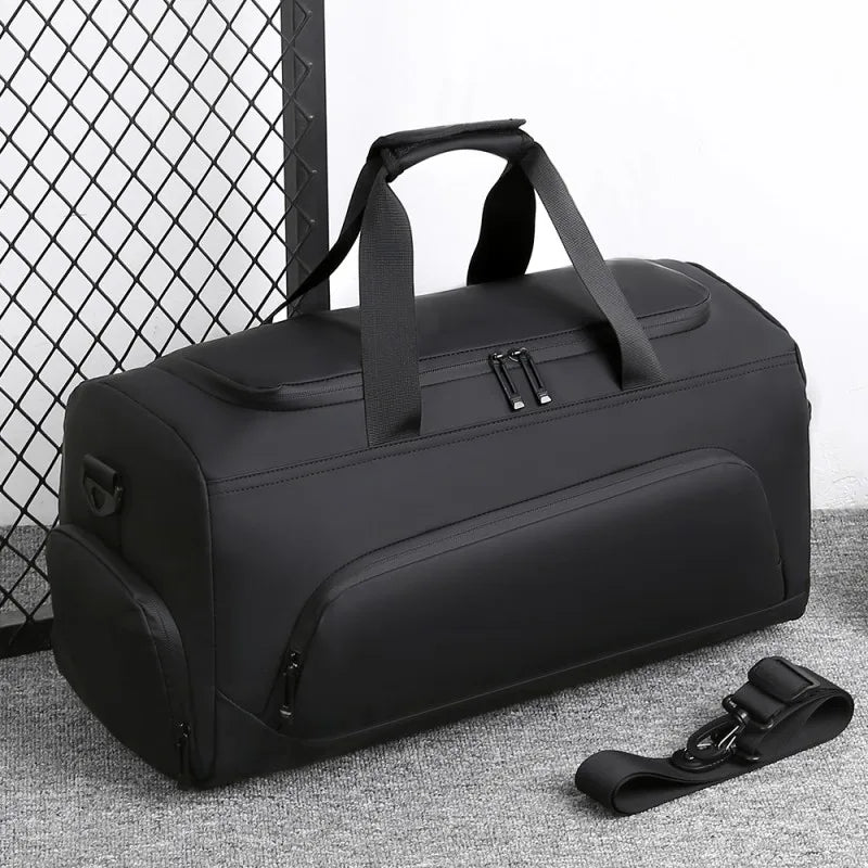 Sac de sport aspect cuir posé au sol avec sa bandoulière