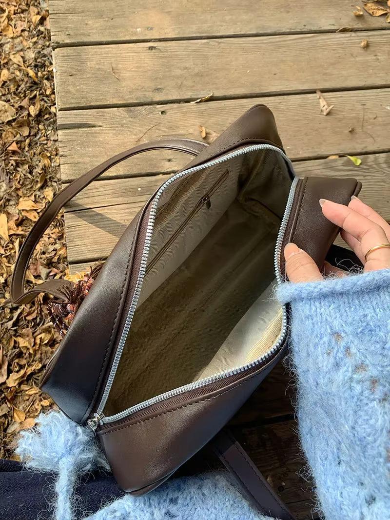 Sac à main aspect cuir marron ouvert – fermeture éclair et intérieur