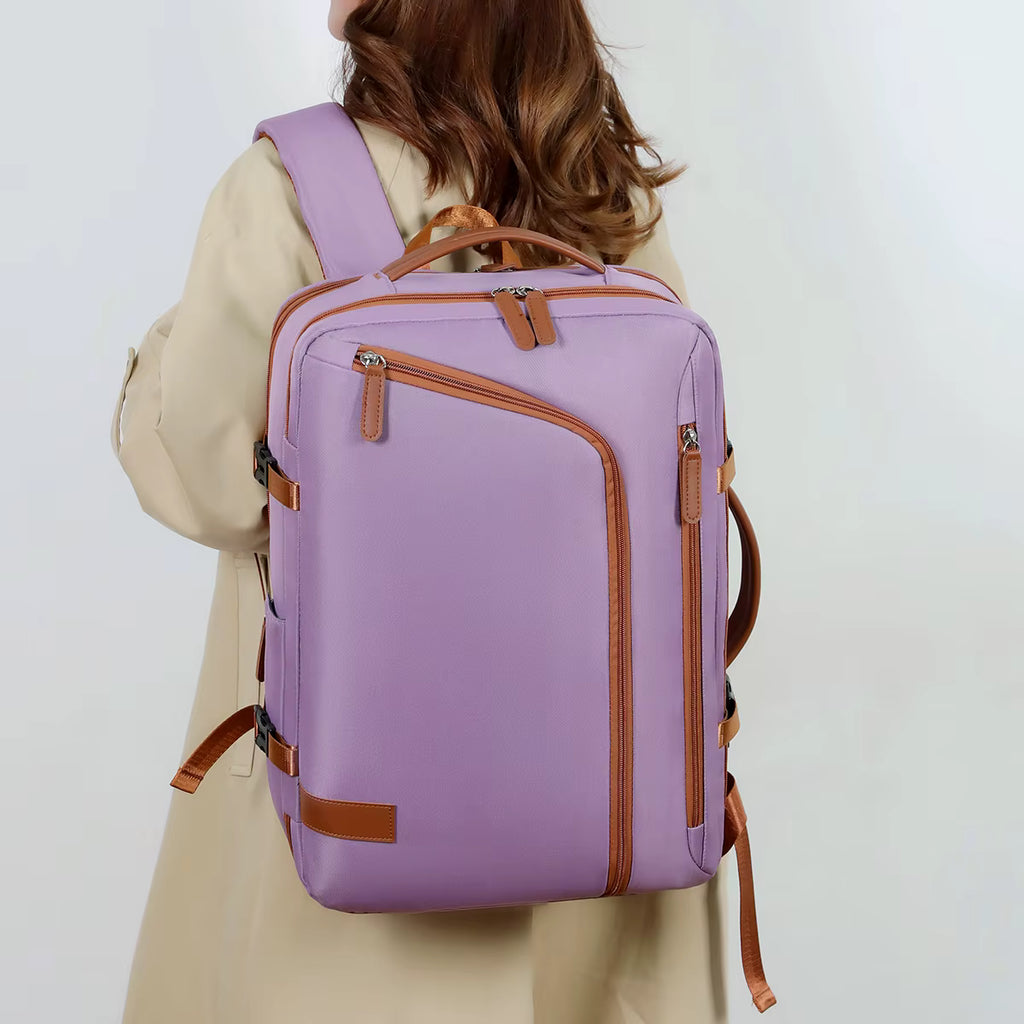 Sac à dos ordinateur ultraléger violet porté au dos par une femme
