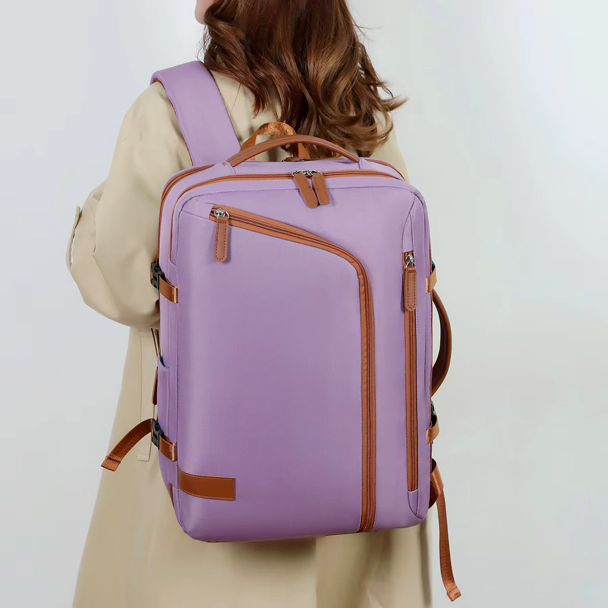 Sac à dos ordinateur ultraléger violet porté au dos par une femme