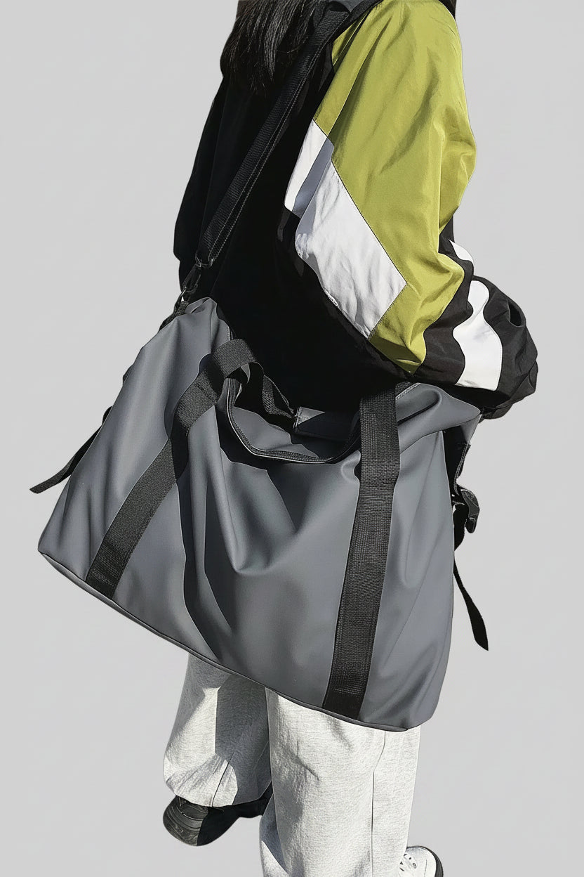Sac de voyage souple porté à l'épaule, vue de côté