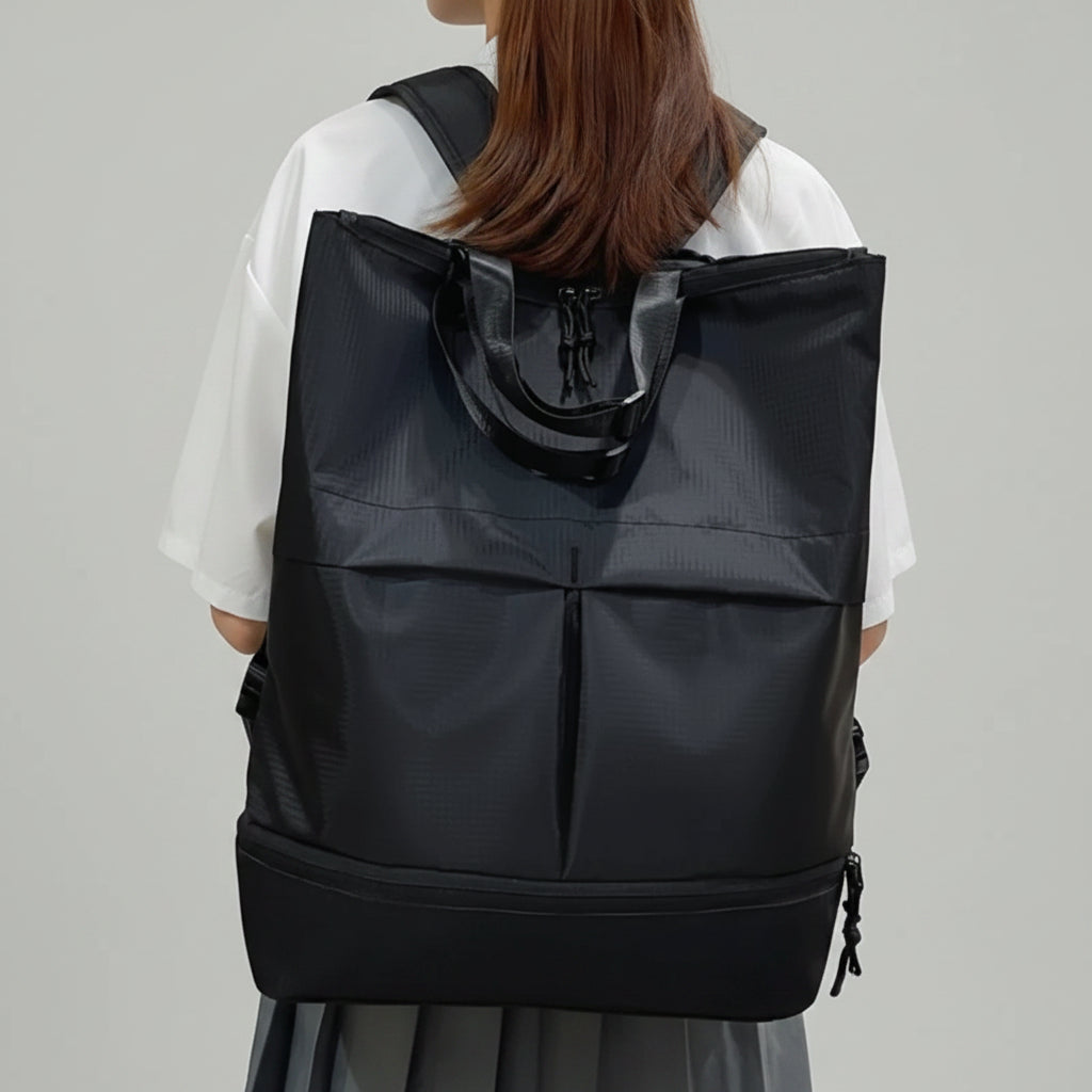 Femme portant le sac à dos de voyage en nylon noir, vu de dos