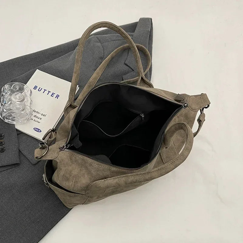 Sac bandoulière aspect cuir rétro kaki ouvert – intérieur