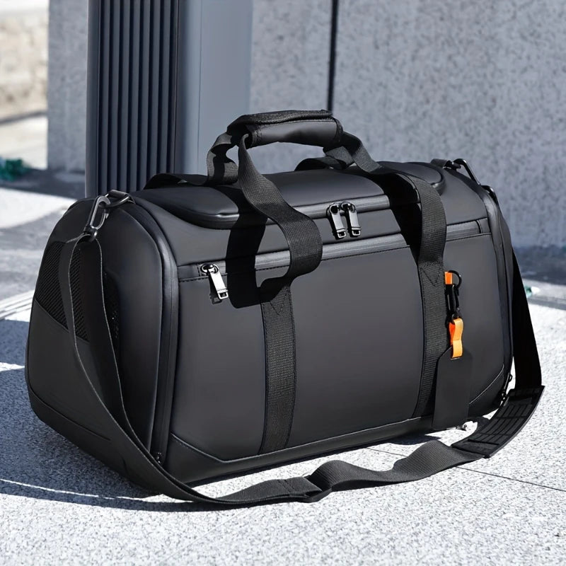 Sac de voyage week-end homme noir posé au sol avec sa bandoulière