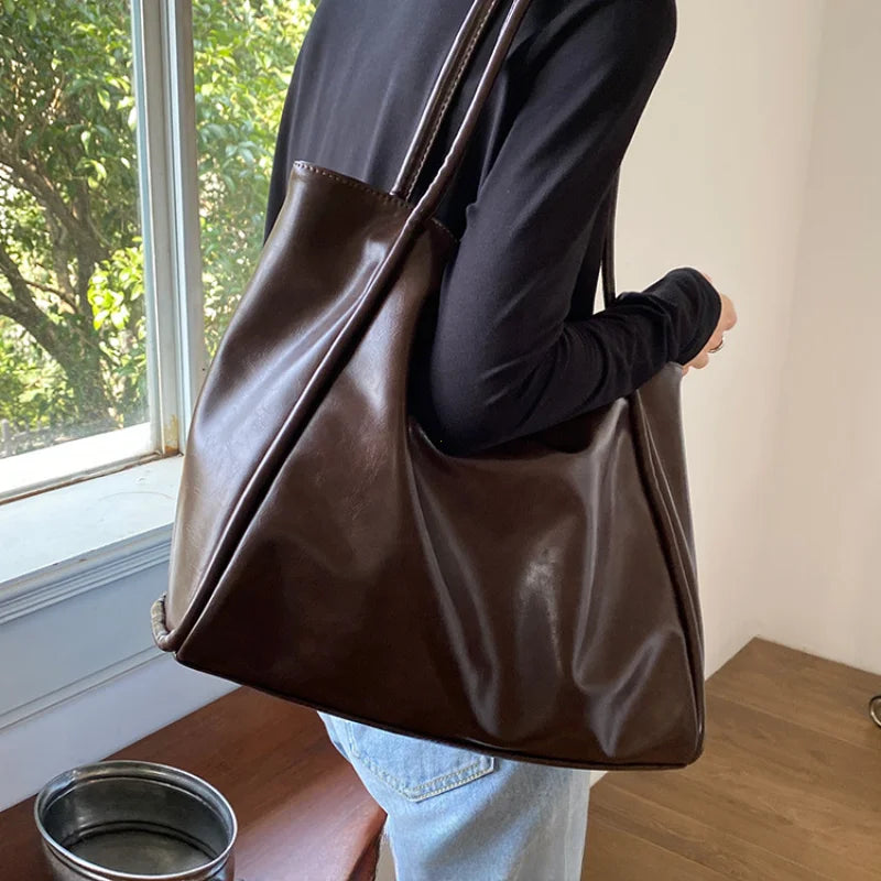 Sac cabas texturé café porté à l'épaule, vue de côté