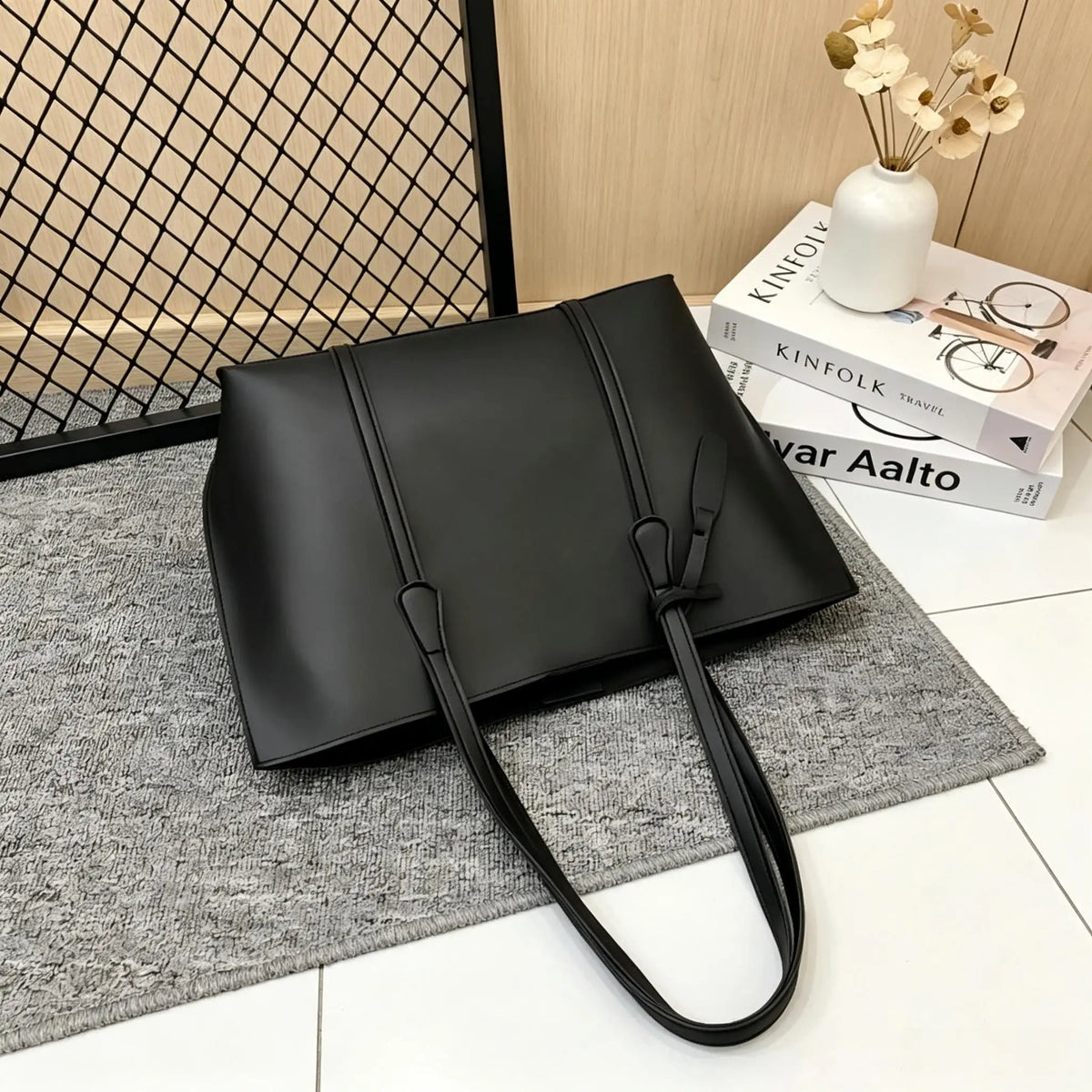 Petit sac fourre-tout aspect cuir noir couché, anses déployées