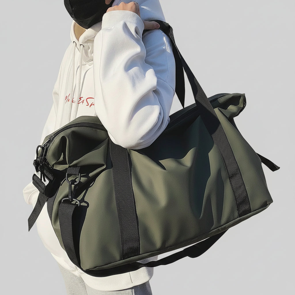 Sac de voyage souple vert porté à l'épaule