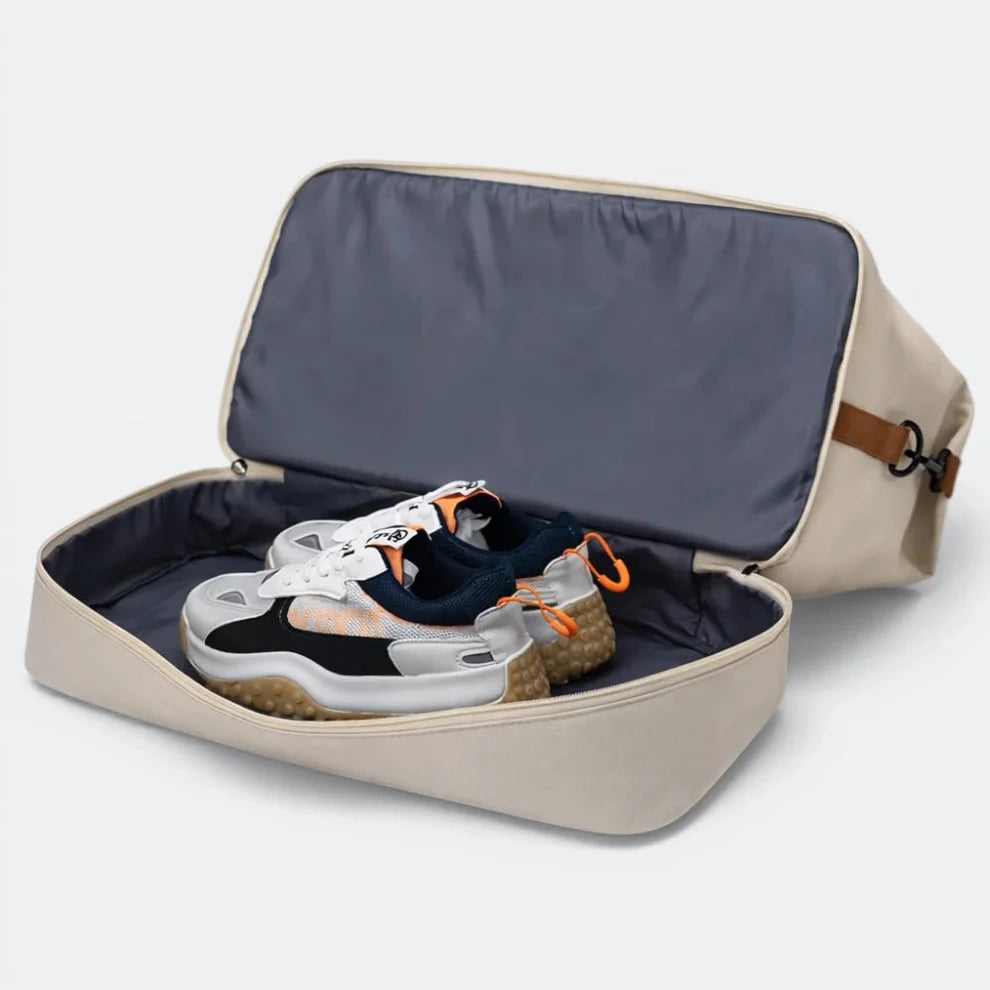 Sac week-end extensible, compartiment du bas ouvert avec une paire de baskets
