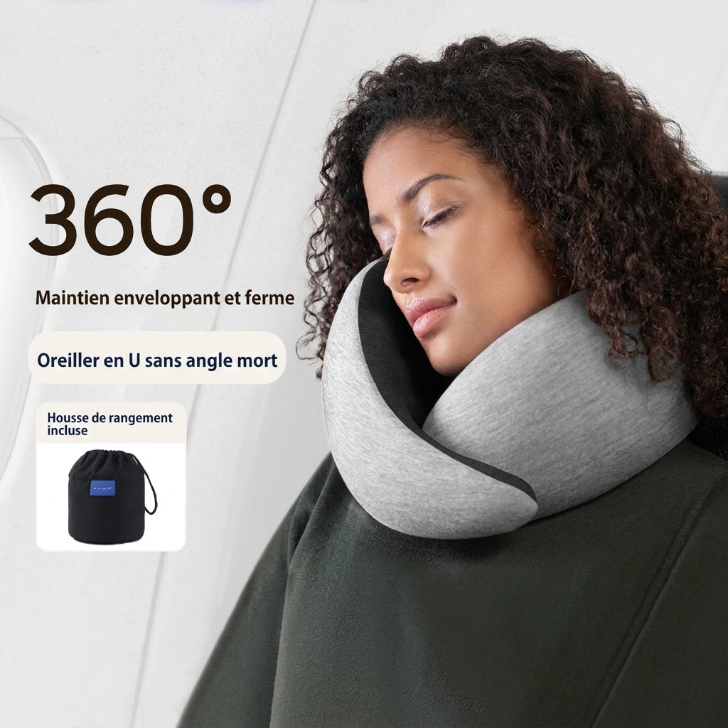 Femme portant l'oreiller de voyage à soutien 360° en cabine d'avion : maintien enveloppant et ferme de la nuque et du menton, housse de rangement incluse