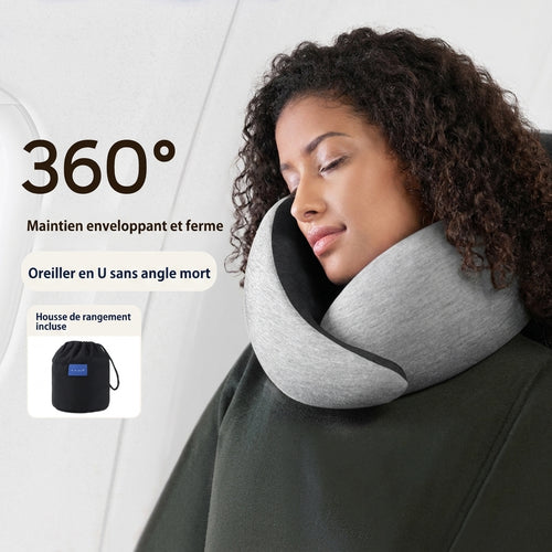Femme portant l'oreiller de voyage à soutien 360° en cabine d'avion : maintien enveloppant et ferme de la nuque et du menton, housse de rangement incluse