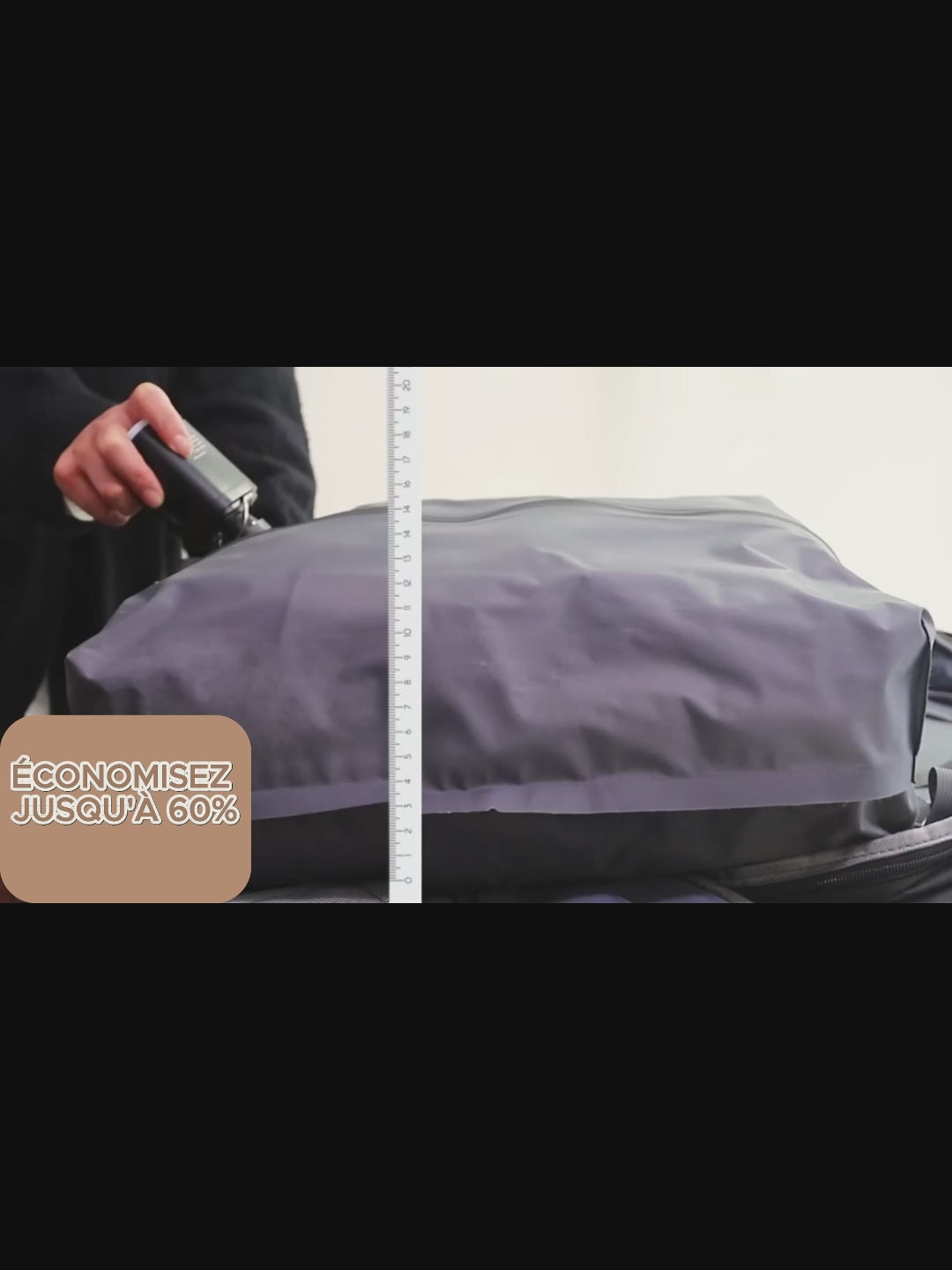 Démonstration de compression sous vide d'un sac de voyage à l'aide de la pompe électrique