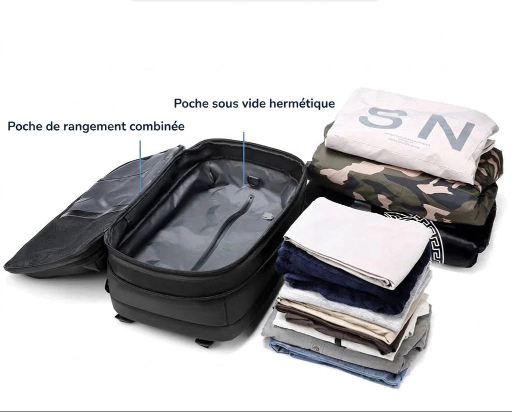 Sac à dos ouvert à plat à côté d'une pile de vêtements : poche sous vide hermétique et poche de rangement combinée