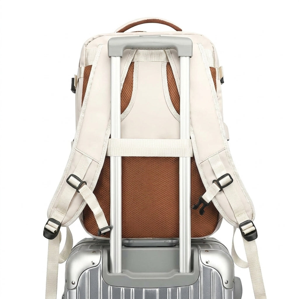 Sac à dos cabine blanc cassé vu de dos, passant trolley sur la poignée d'une valise